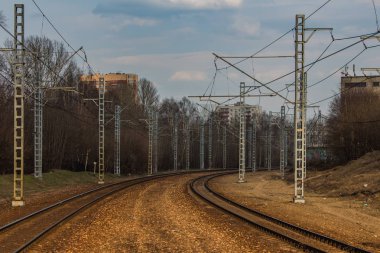 Gün batımında tren istasyonu