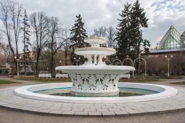 parkta beyaz çeşme