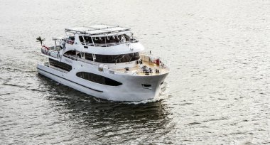 Denizde beyaz bir yat