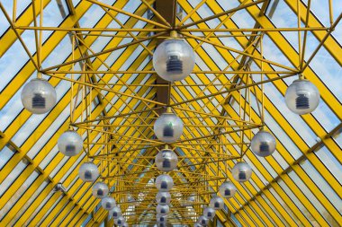 modern binanın tavan