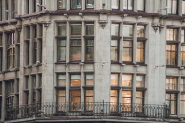 Eski bir binanın cephesi