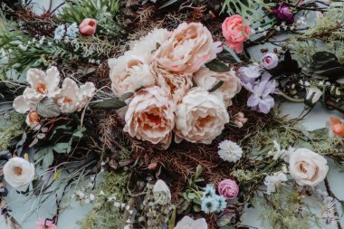 kırmızı arka plan üzerinde bahar dekorasyonu