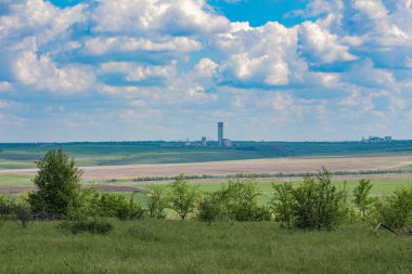 Yeşil tarlalı ve mavi gökyüzüyle manzara