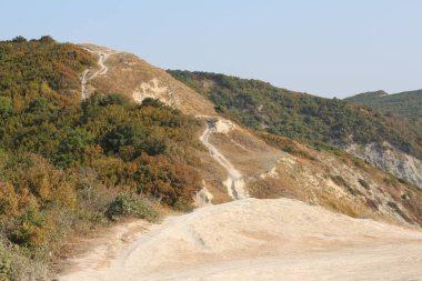 Dağların ve denizin manzarası