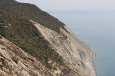 Dağların ve denizin manzarası