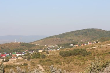 Yüksek bir tepenin manzarası