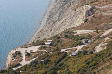 Dağların ve denizin manzarası