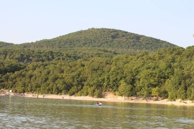 Soçi Sukko 'daki dağlar ve selvi ağaçlarıyla dolu nehir.