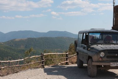 Gelendzhik dağlarında bir cip.