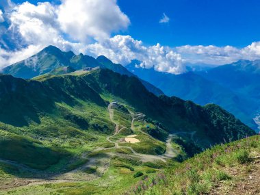 Dağların üzerinden bulutlar