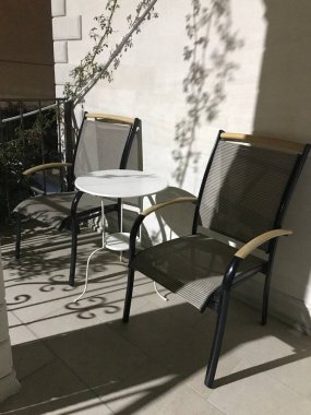 Masa ve sandalyeler bahçede