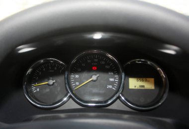 Modern bir araba hız göstergesi. Kontrol paneli, sensör. Kilometre mesafe ölçümü. Yatay görüntü. Seçici odak. Mekanik ve elektronik kavramı.