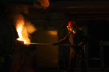 Metal döküm üretim işçisi döküntüler