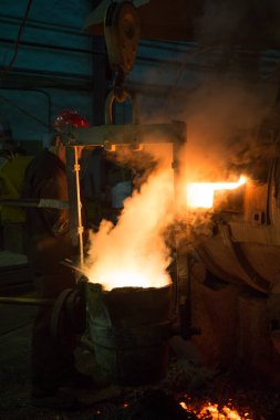 Bishop'ın şapkası tavlama fırını yakınındaki kişi.