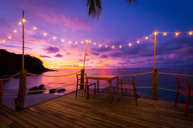 tablolar ve Koh Munnork, Rayong, Tayland denizde üzerinden günbatımı ile Pier