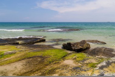 kumsal ve deniz güneşli bir günde yaz