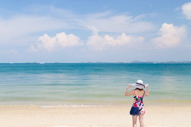 Genç kadın yaz denize sıfır plaj üzerinde