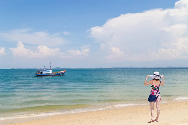 Jeune Femme Sur Plage Près Mer Été — Photo