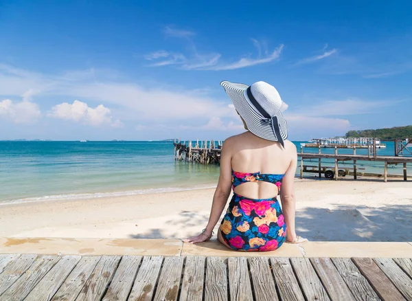 Jeune Femme Maillot Bain Sur Une Jetée Bois Près Mer — Photo