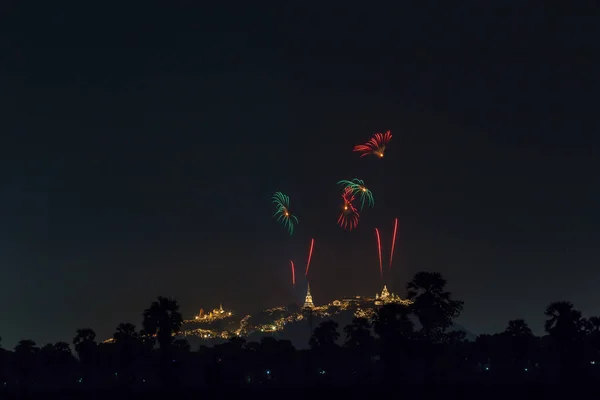 Farbenfrohes Feuerwerk Über Dem Antiken Tempel Des Phra Nakhon Khiri — Stockfoto