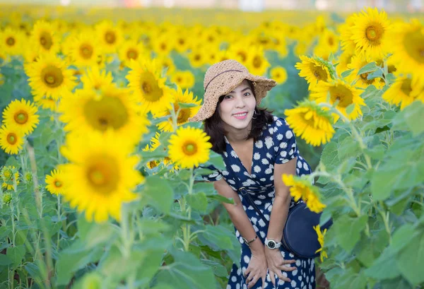 Asyalı kadın ayçiçeği alanında poz