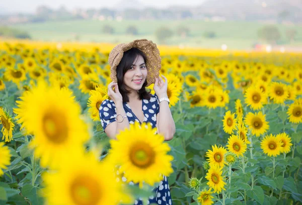 Mujer Asiática Posando Campo Girasoles —  Fotos de Stock