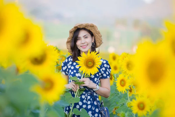 Mujer Asiática Posando Campo Girasoles —  Fotos de Stock