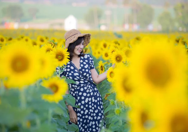 Mujer Asiática Posando Campo Girasoles —  Fotos de Stock