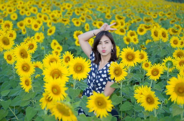 Mujer Asiática Posando Campo Girasoles —  Fotos de Stock