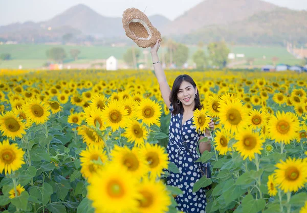 Mujer Asiática Posando Campo Girasoles —  Fotos de Stock