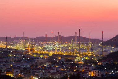 Gece parlak ışıklar ile Asya şehir