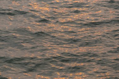 İhale dalgalar ile günbatımı deniz