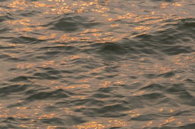 İhale dalgalar ile günbatımı deniz
