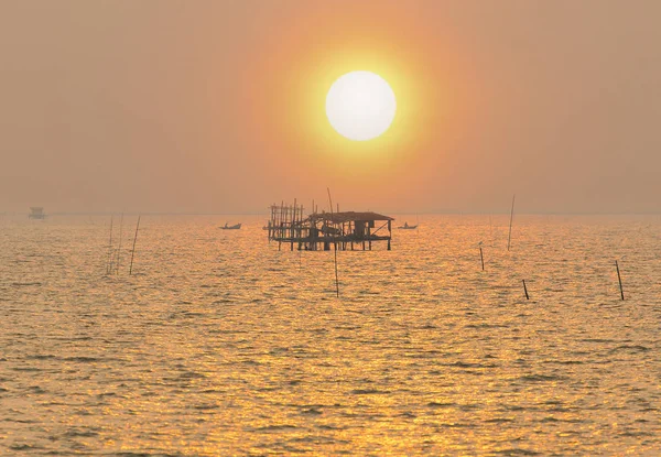 Aziatische Visserij Hut Aan Zee Met Boten Achtergrond Zonsondergang Tijd — Stockfoto