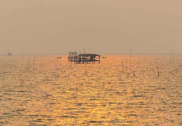 Arka Plan Tekne Ile Denizde Asya Balıkçılık Kulübe Günbatımı Zamanı — Stok fotoğraf