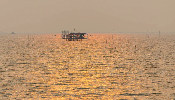 Cabane Pêche Asiatique Sur Mer Avec Des Bateaux Sur Fond — Photo