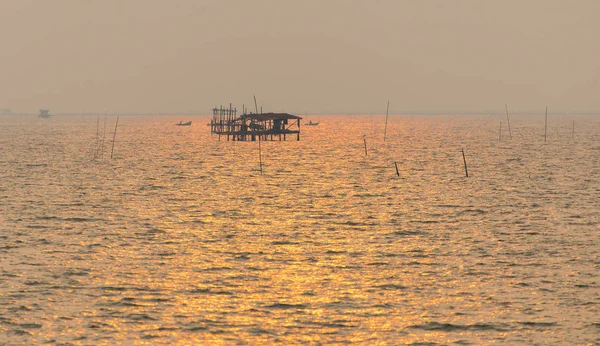 Aziatische Visserij Hut Aan Zee Met Boten Achtergrond Zonsondergang Tijd — Stockfoto