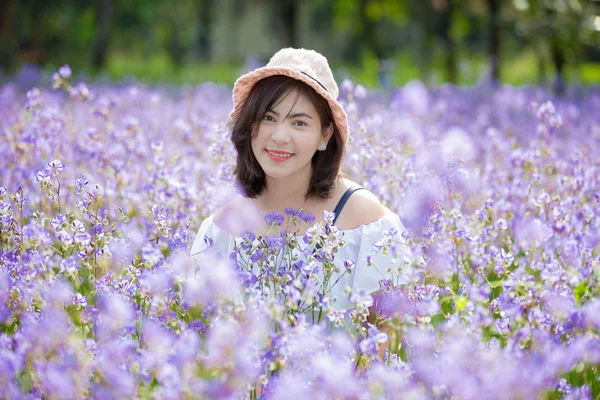 Mujer Asiática Posando Campo Floreciente Con Flores Violetas —  Fotos de Stock