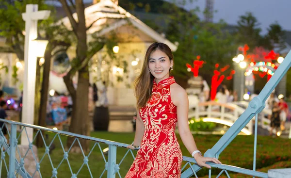 Joven Mujer Asiática Vestido Rojo Festivo Año Nuevo Fondo —  Fotos de Stock