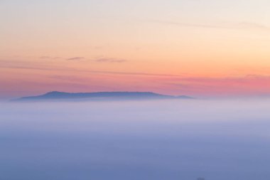 Mulk Salaeng Luang Tayland Milli Parkı, sis gündoğumu ve alacakaranlık gökyüzü üzerinde Deniz Manzaralı dağ