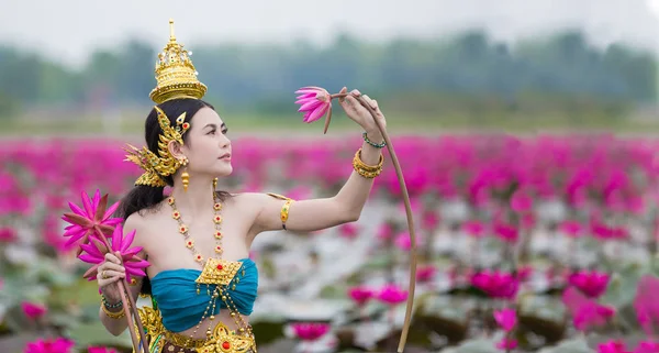 Hermosa Mujer Traje Kinnaree Pie Barco Madera Estanque Campo Flor — Foto de Stock