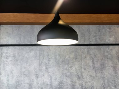 basit lamba beyaz duvarın önünde asılı yakın çekim vurdu