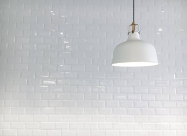 basit lamba beyaz duvarın önünde asılı yakın çekim vurdu