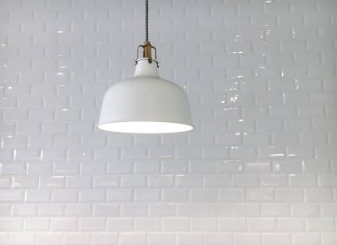 basit lamba beyaz duvarın önünde asılı yakın çekim vurdu