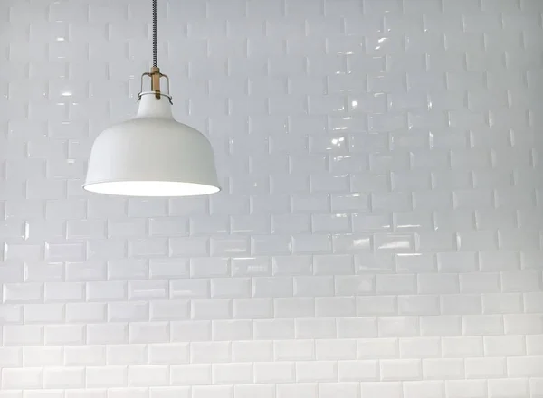 Close Shot Lampu Sederhana Tergantung Depan Dinding Putih — Stok Foto