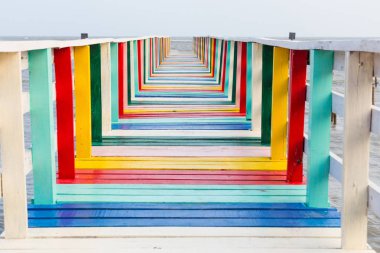 Gevşeme kamu yerel Mangrove Orman, Tayland sahilinde yeni dönüm noktasında denize gökkuşağı ahşap köprü renkli.