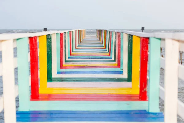 Kleurrijke Van Rainbow Houten Brug Zee Bij Ontspanning Openbare Lokale — Stockfoto
