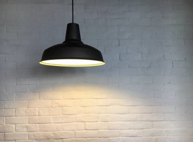 Tavan asılı lamba siyah fikstür ve beyaz tuğla duvar iç dekorasyon tasarımı için arka plan var.