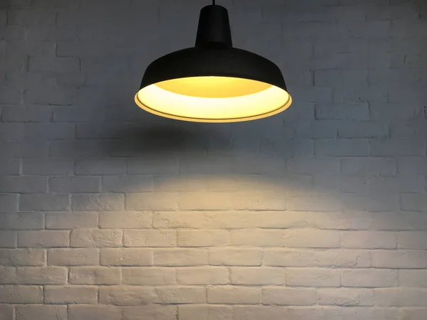 Fekete Tartószerkezet Lámpa Lóg Mennyezet Fehér Tégla Fal Háttér Belsőépítészeti — Stock Fotó