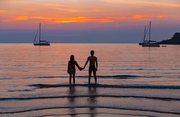 Szczęśliwy Młody Mężczyzna Kobieta Chodzenie Plaży Zachodzie Słońca Zmierzchu Nieba — Zdjęcie stockowe